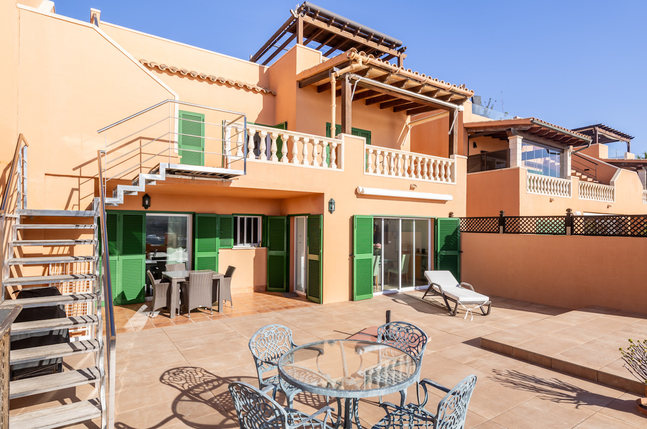 Två sammanhängande lägenheter med hisnande havsutsikt