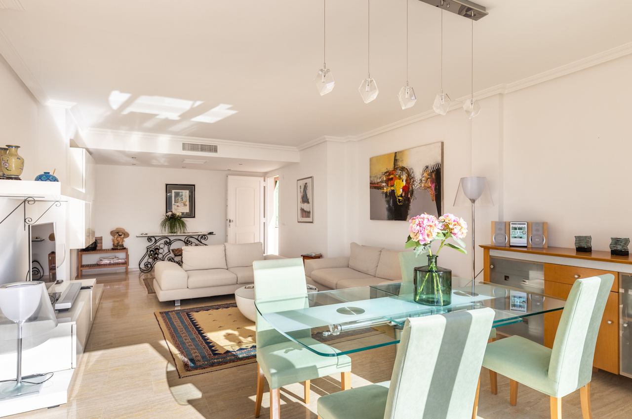 Två sammanhängande lägenheter med hisnande havsutsikt