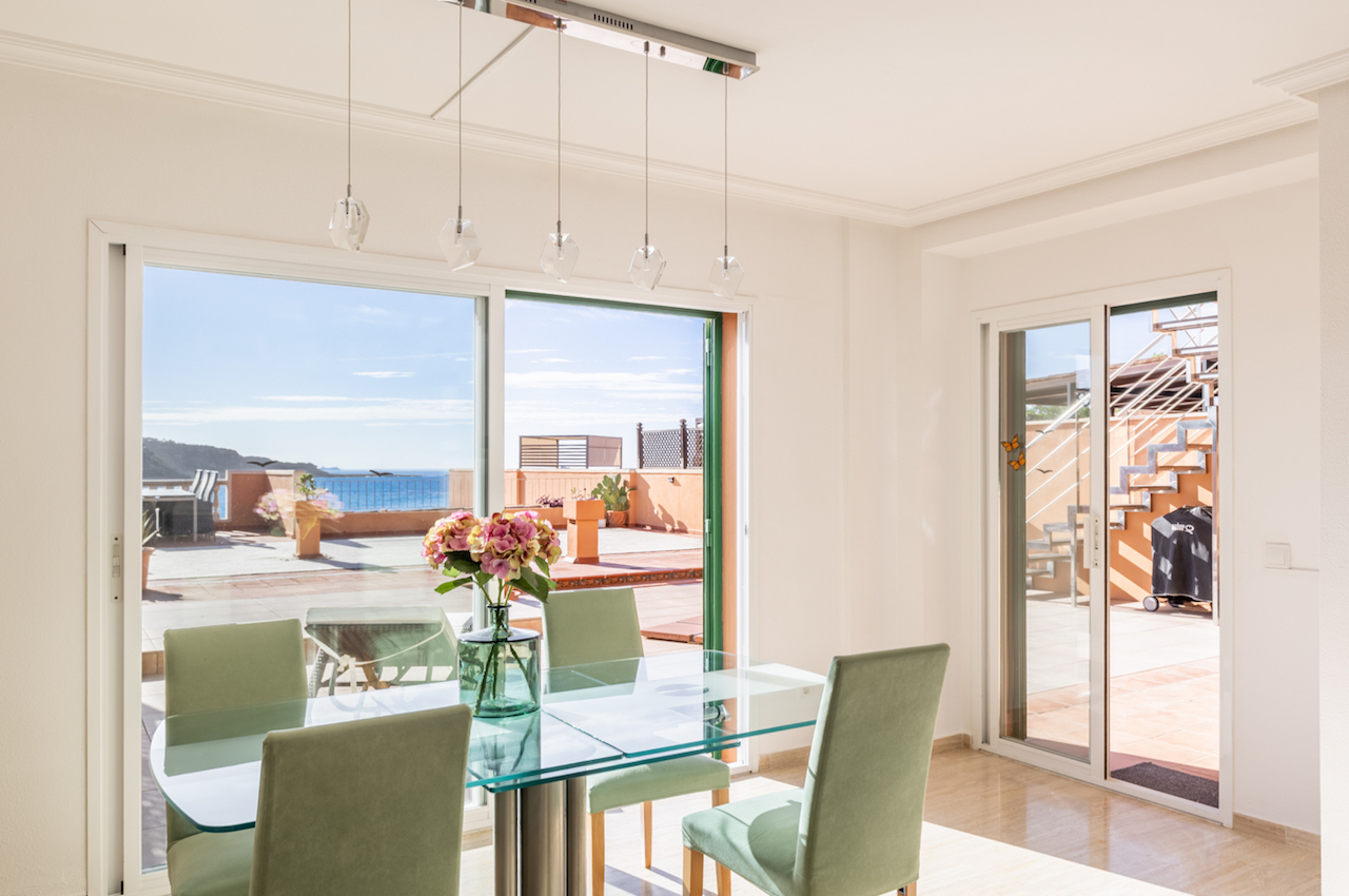 Två sammanhängande lägenheter med hisnande havsutsikt