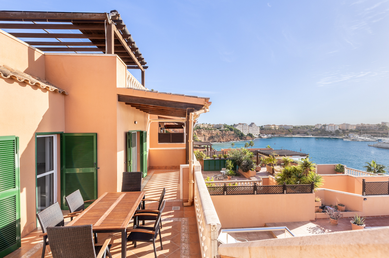 Två sammanhängande lägenheter med hisnande havsutsikt