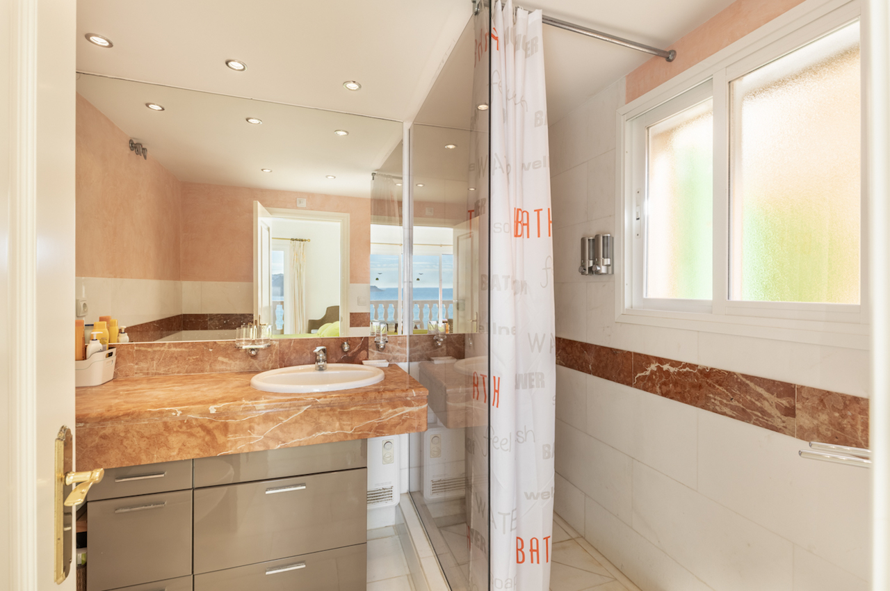 Två sammanhängande lägenheter med hisnande havsutsikt