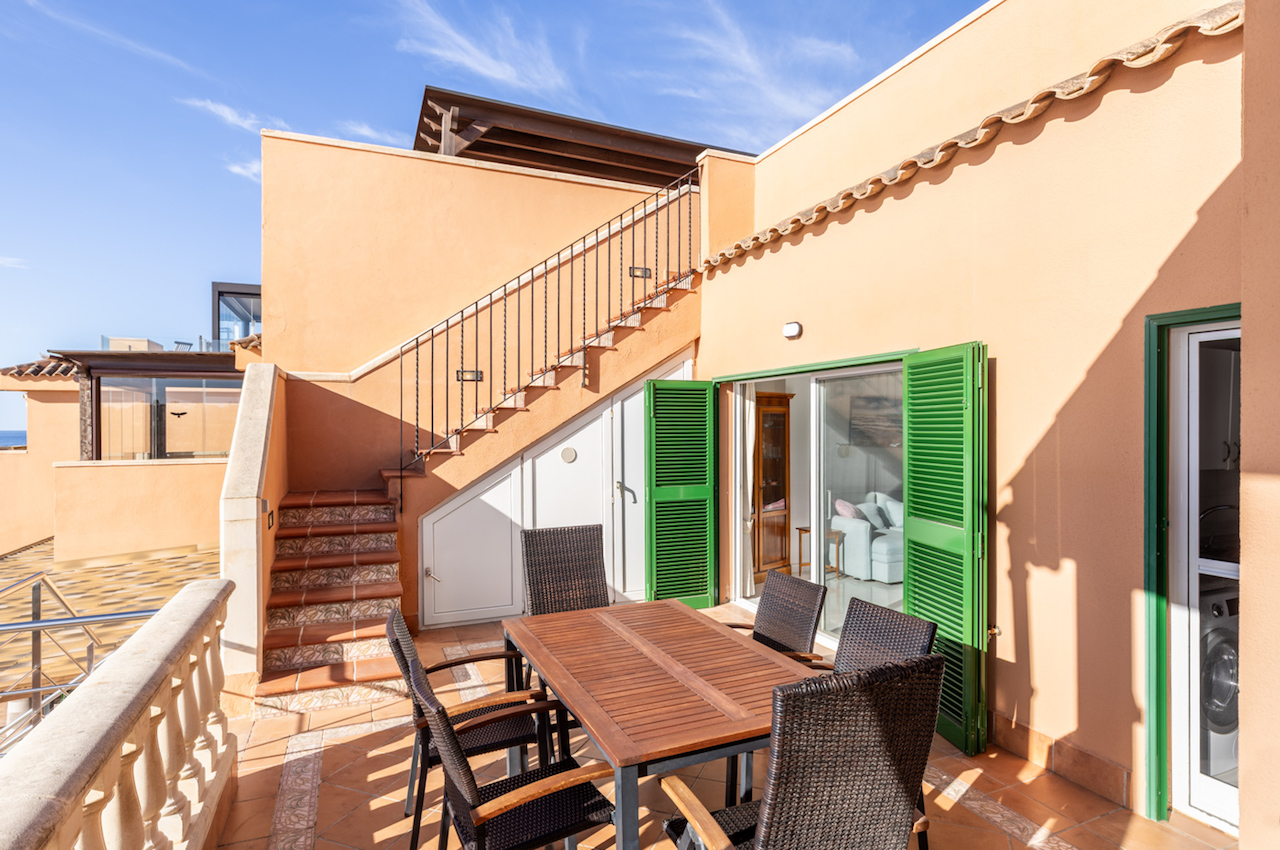 Två sammanhängande lägenheter med hisnande havsutsikt