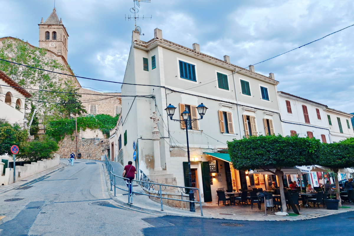 Bright Apartment with Parking in Center of Andratx