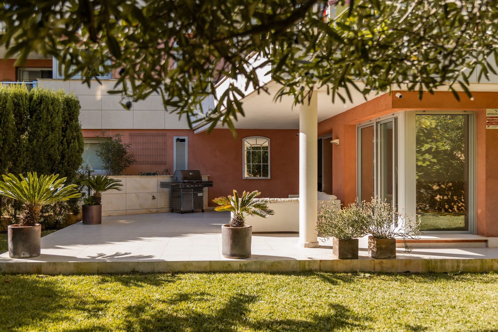 Renoverad lyxlägenhet med trädgård till salu i Sol de Mallorca