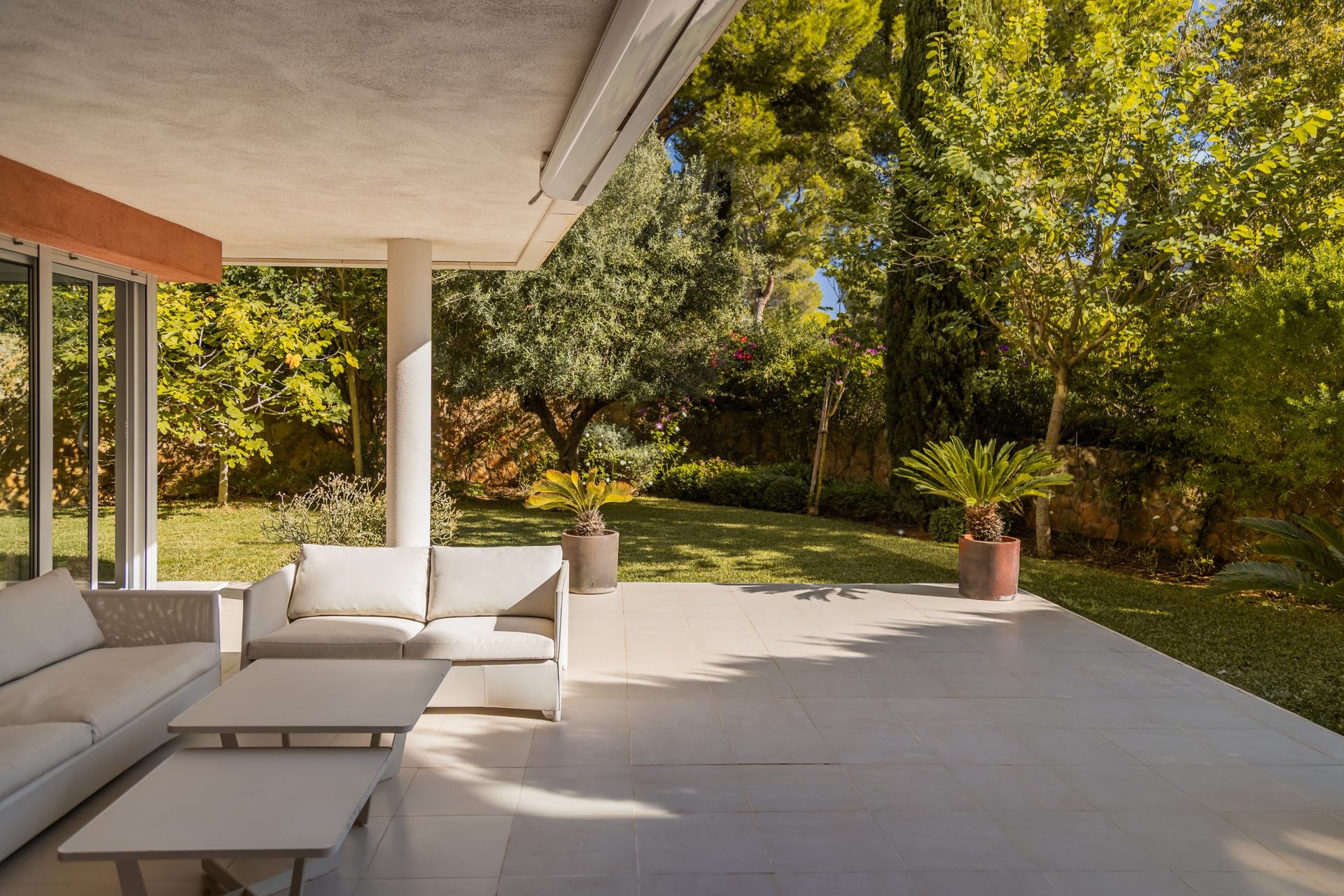 Renoverad lyxlägenhet med trädgård till salu i Sol de Mallorca