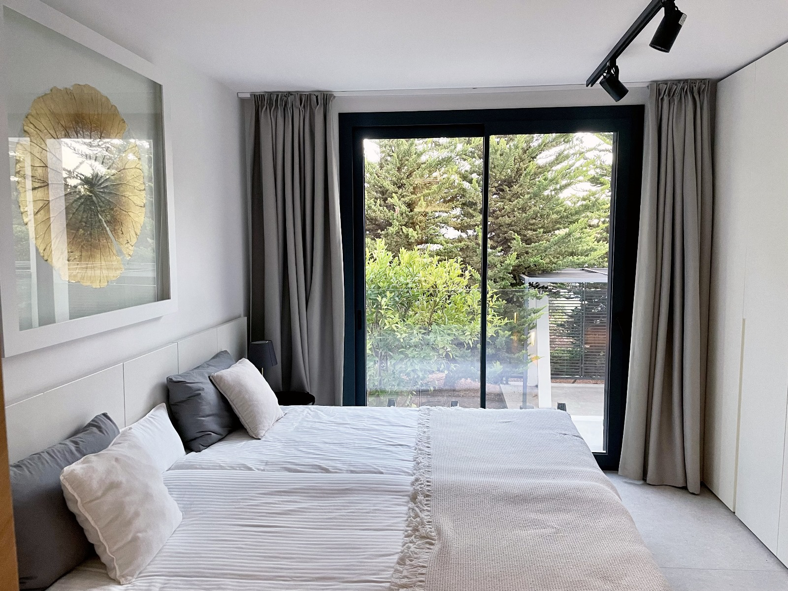 Luxury Villa with Separate Guest House for Sale in Camp de Mar