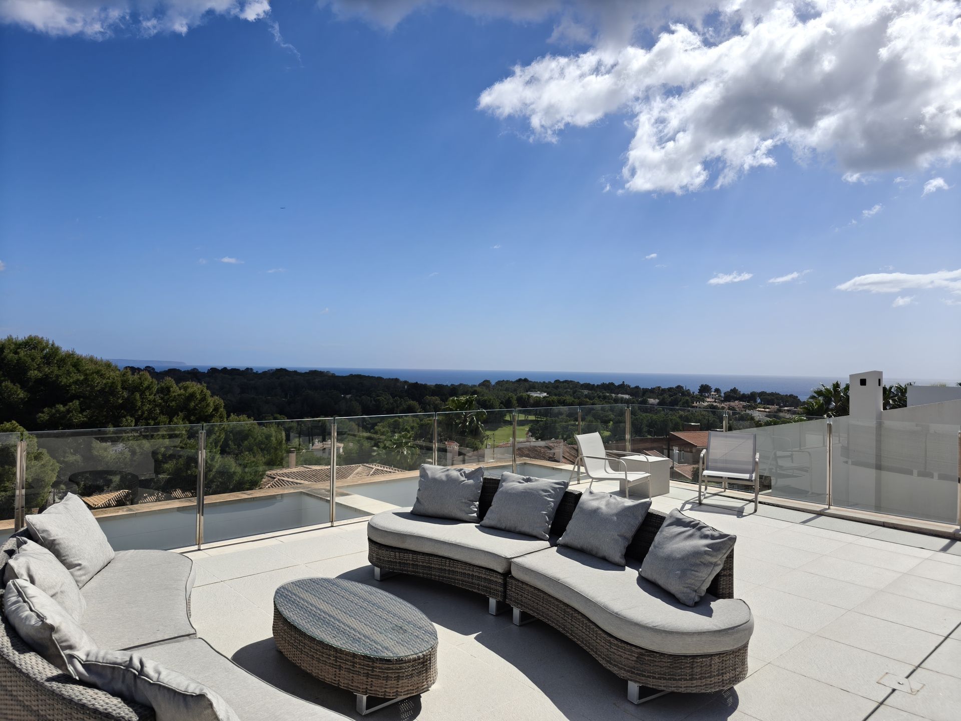 Villa moderna con vistas al mar en venta en Bendinat.