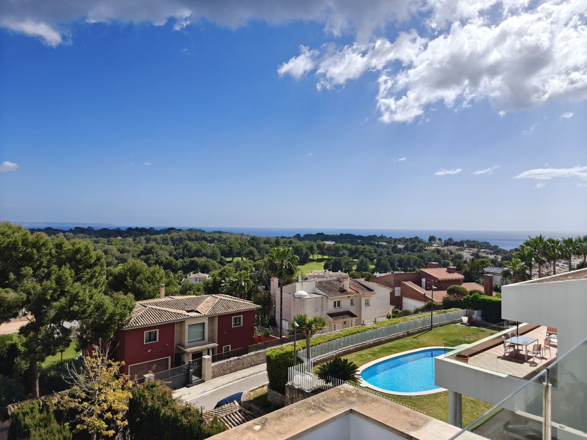 Villa moderna con vistas al mar en venta en Bendinat.