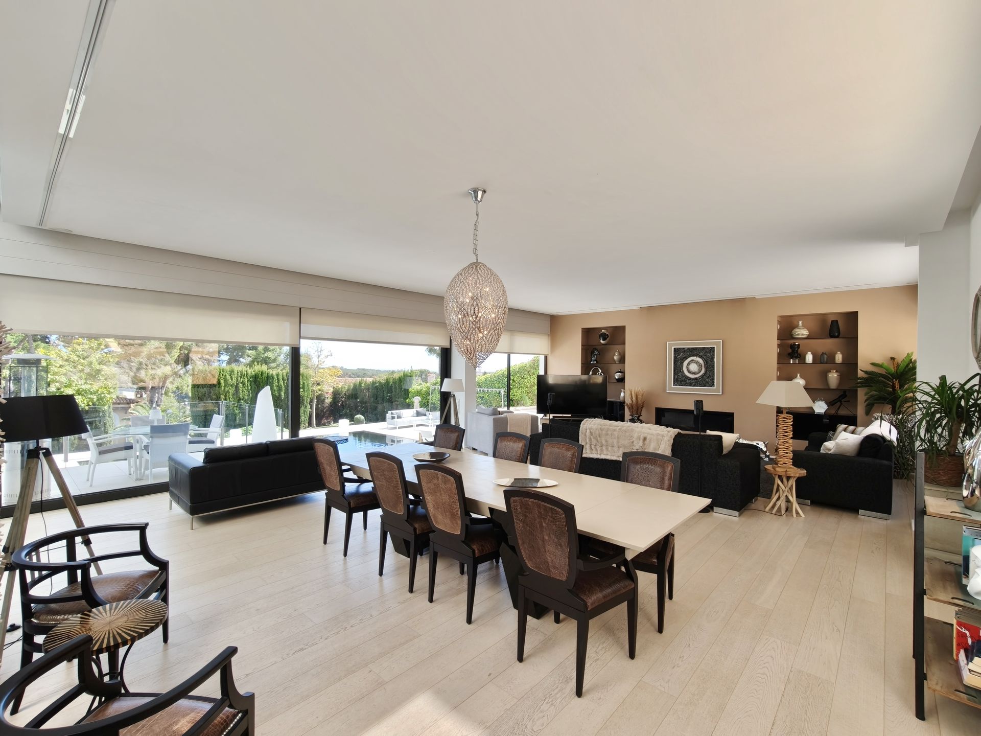 Villa moderna con vistas al mar en venta en Bendinat.