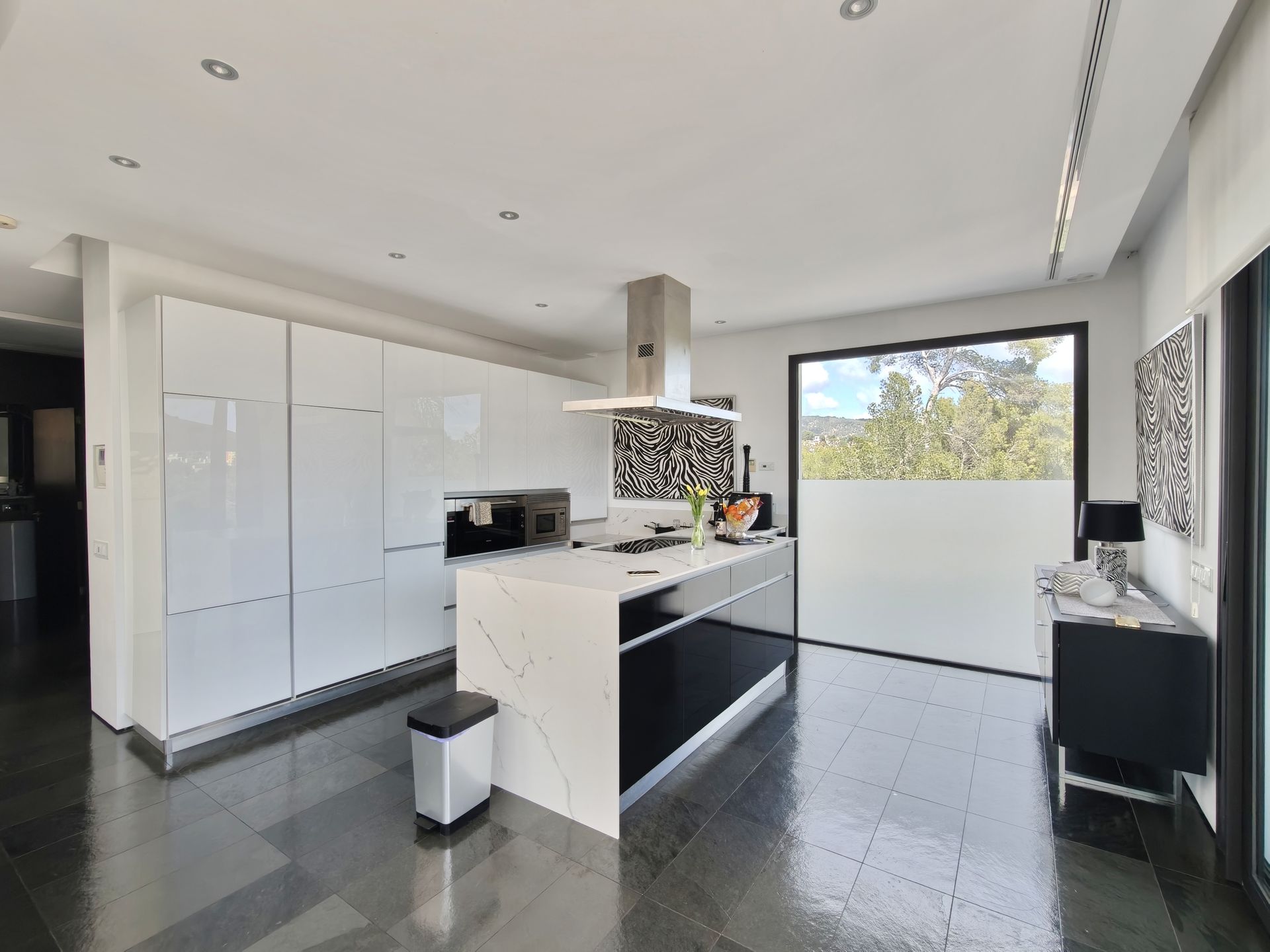 Villa moderna con vistas al mar en venta en Bendinat.