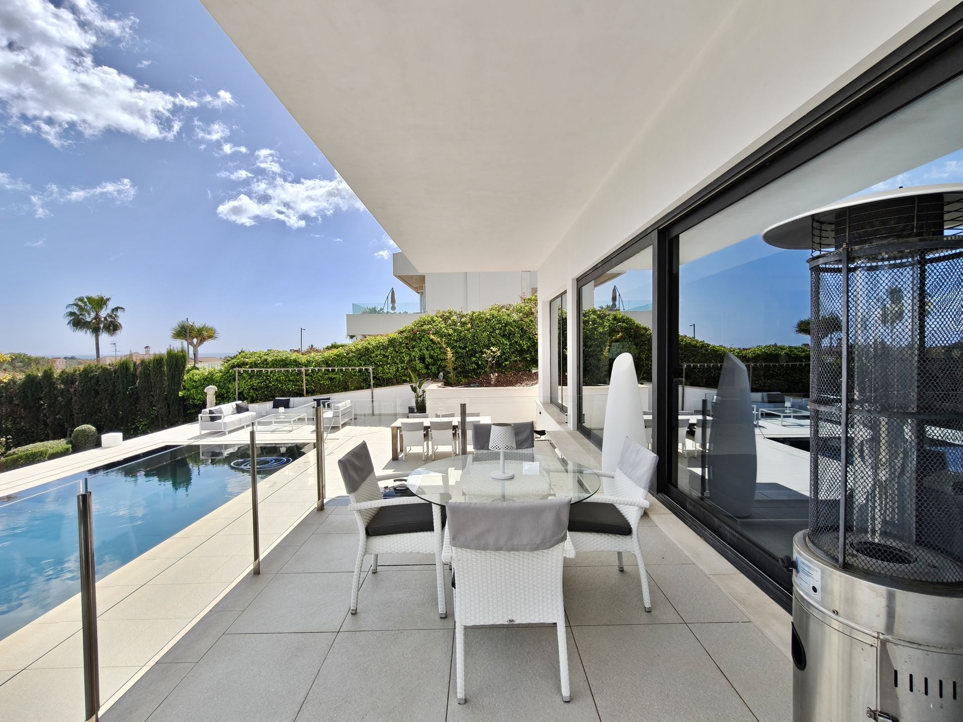 Villa moderna con vistas al mar en venta en Bendinat.