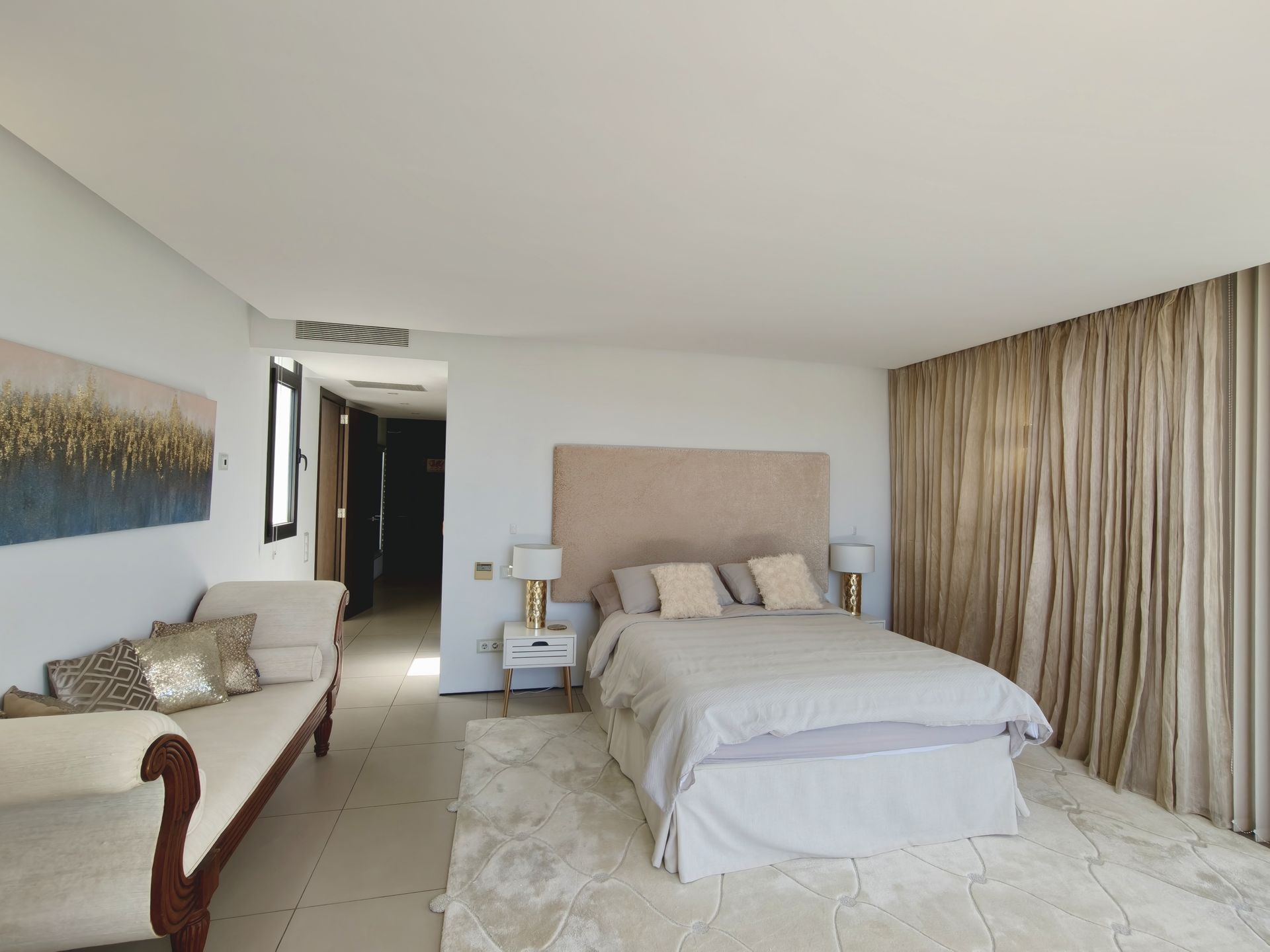 Villa moderna con vistas al mar en venta en Bendinat.