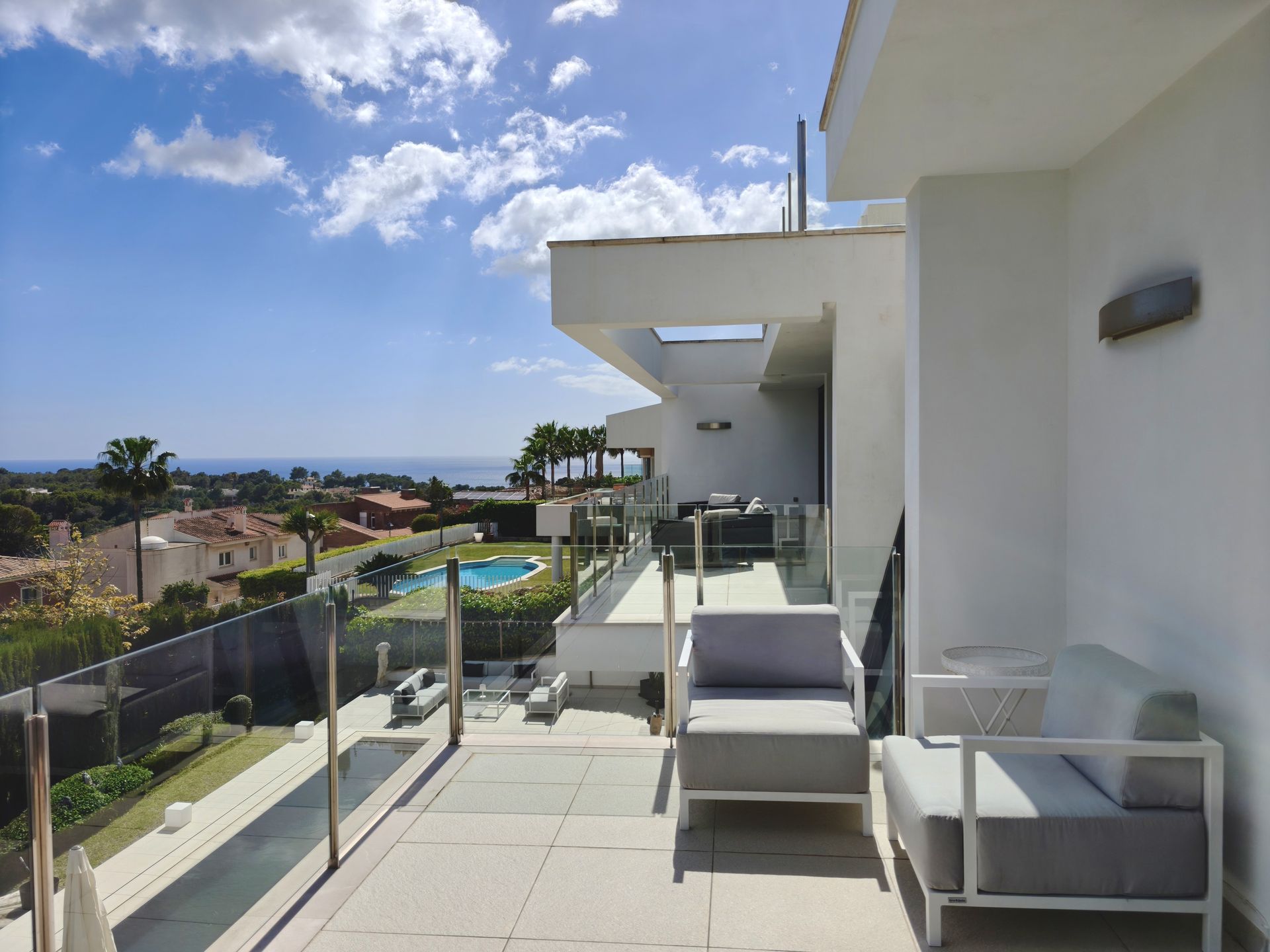 Villa moderna con vistas al mar en venta en Bendinat.