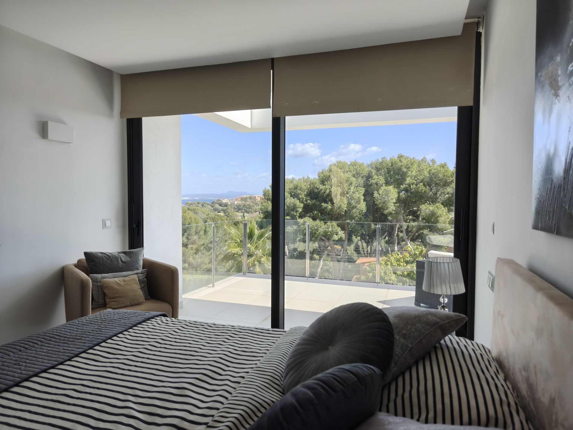 Villa moderna con vistas al mar en venta en Bendinat.