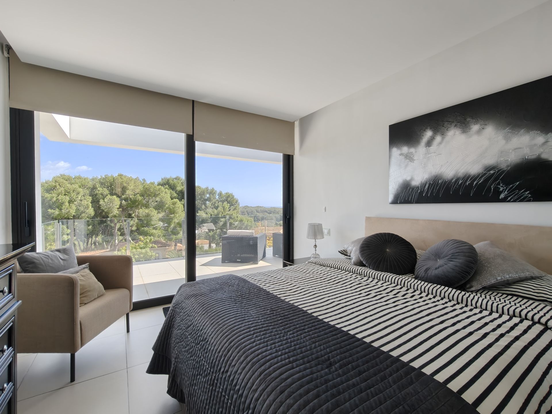 Villa moderna con vistas al mar en venta en Bendinat.