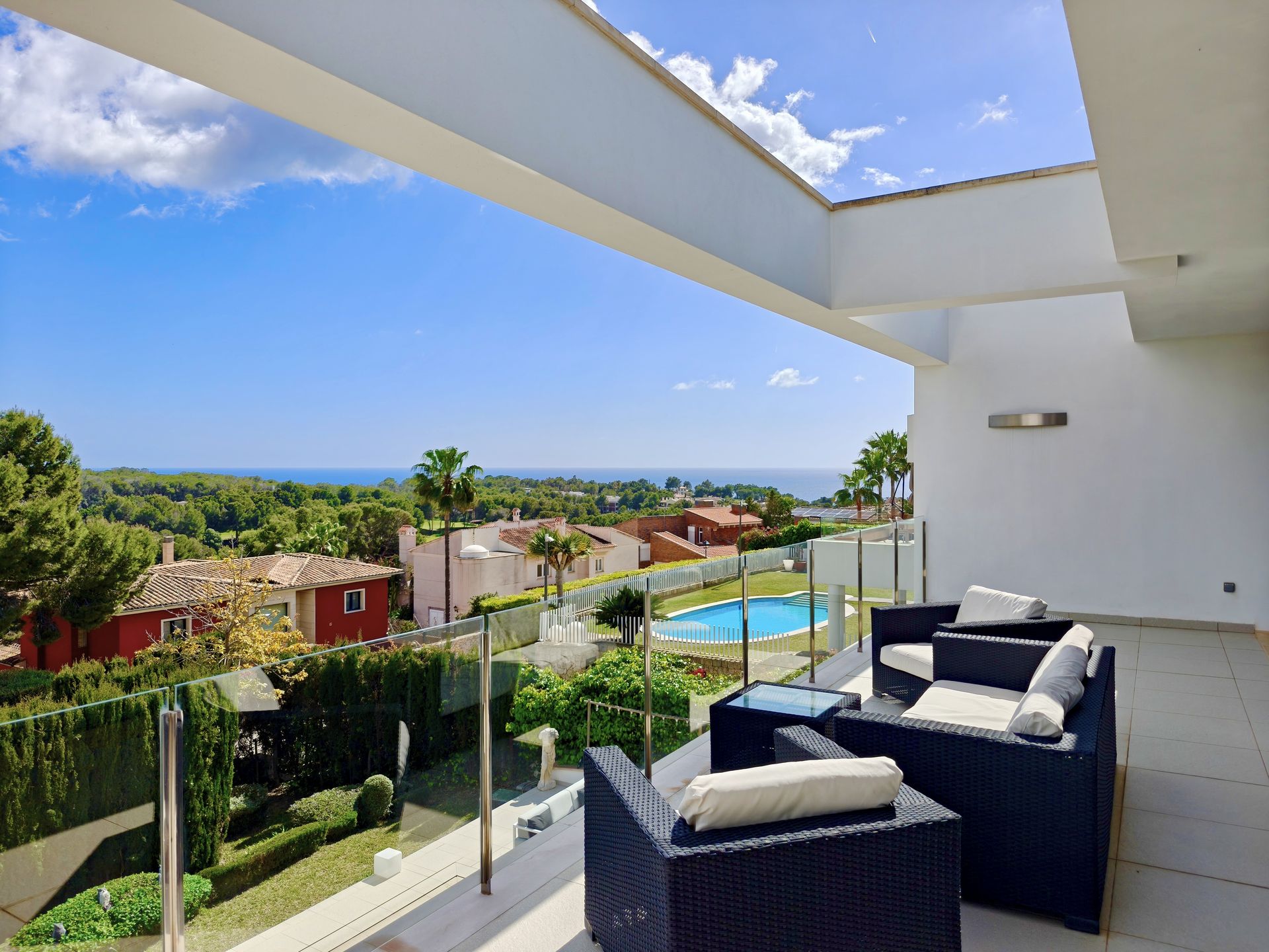 Villa moderna con vistas al mar en venta en Bendinat.