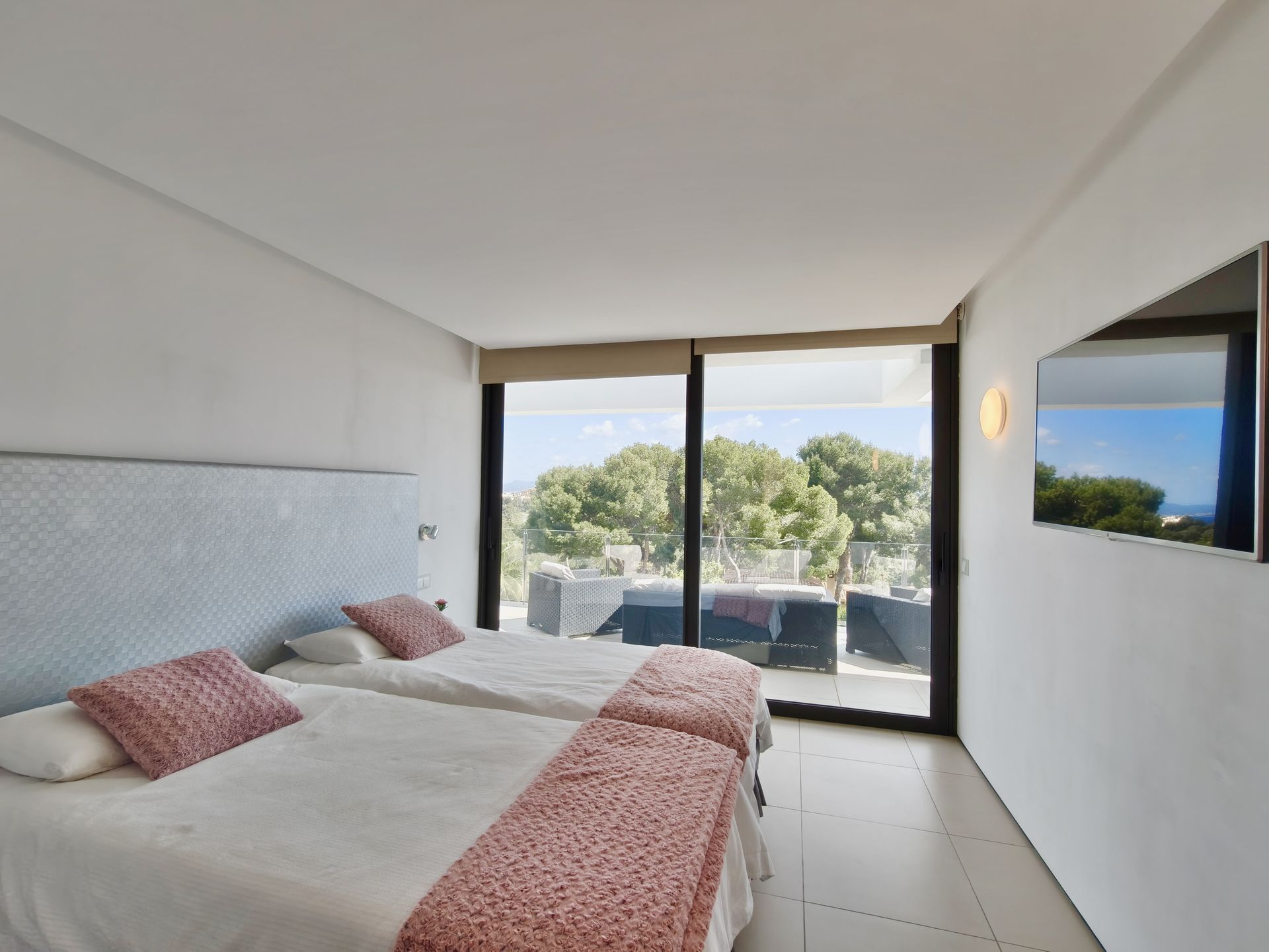 Villa moderna con vistas al mar en venta en Bendinat.