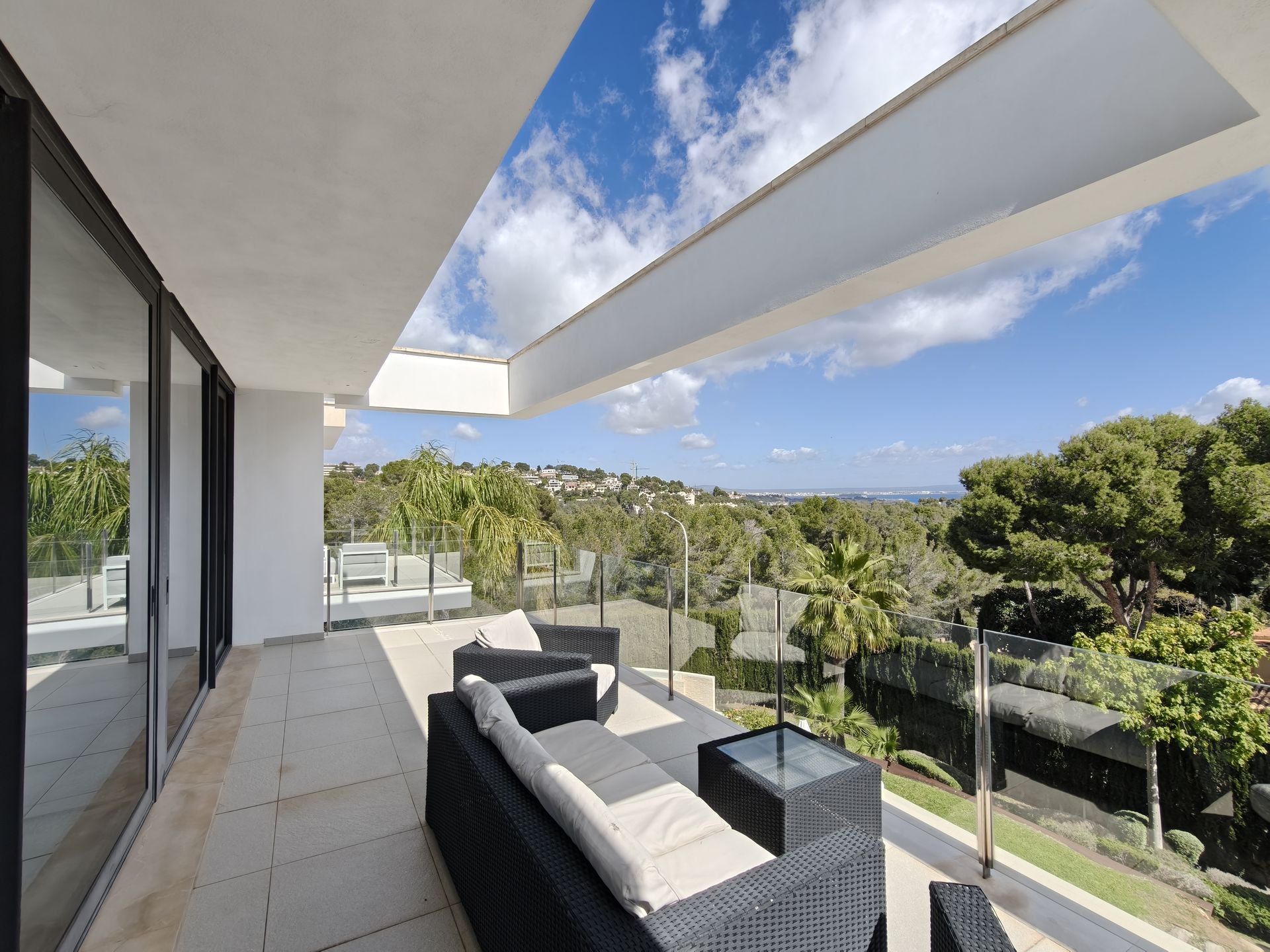 Villa moderna con vistas al mar en venta en Bendinat.