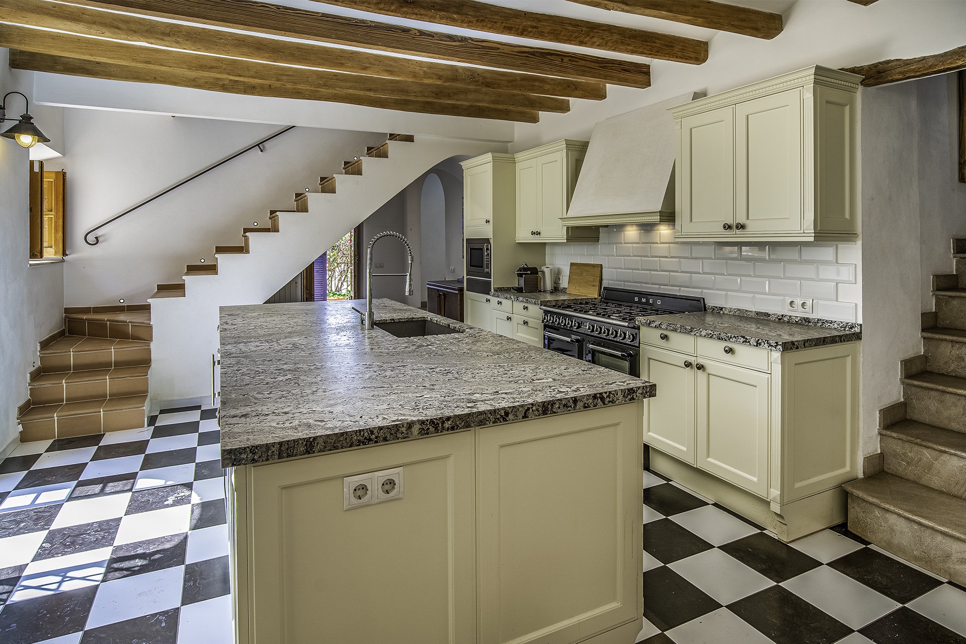 Historic Real Estate with Guest Apartment for Sale in luxury Area of Palma