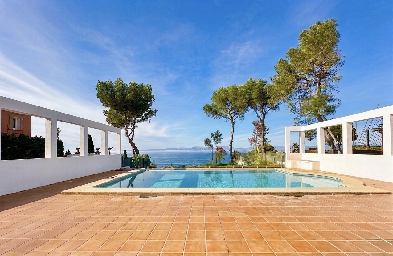 Cozy villa for sale at sea front in Bahia Azul with rental license