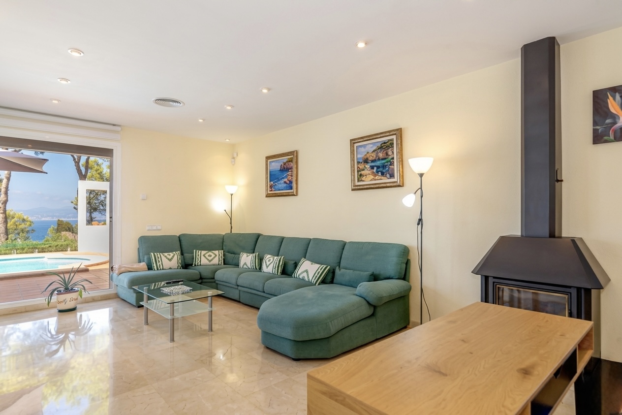 Cozy villa for sale at sea front in Bahia Azul with rental license