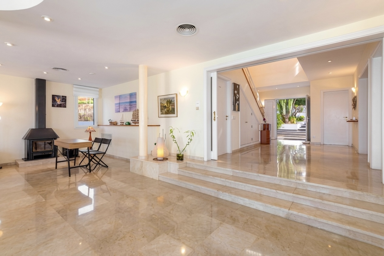 Cozy villa for sale at sea front in Bahia Azul with rental license