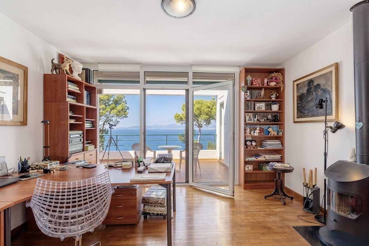 Cozy villa for sale at sea front in Bahia Azul with rental license