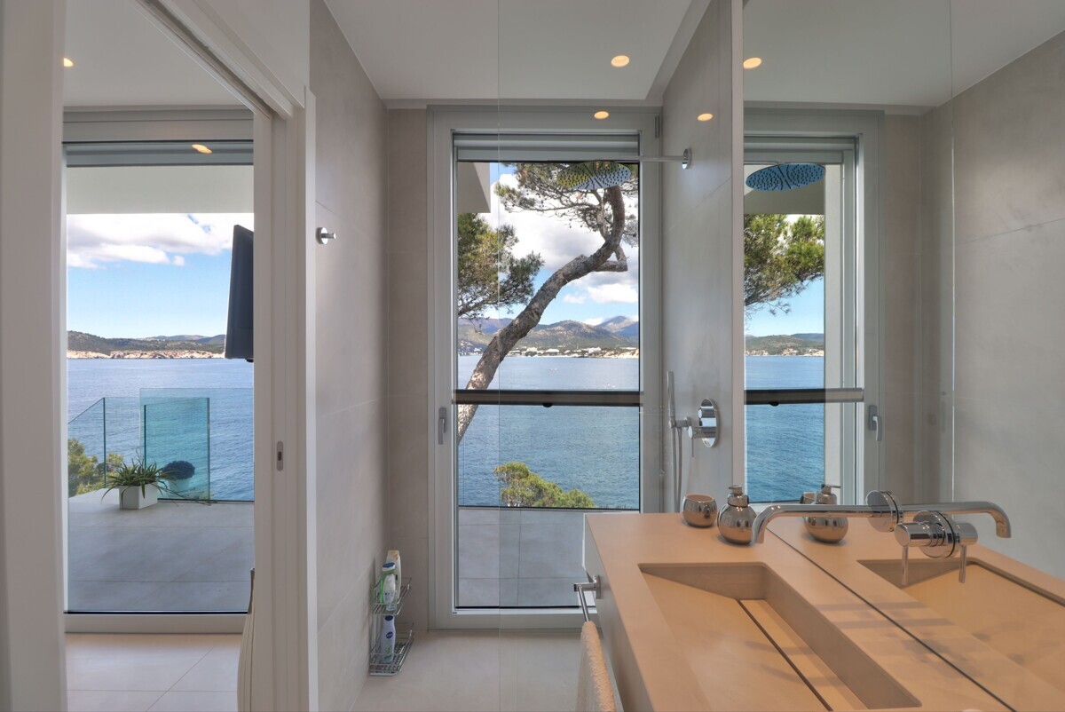Frontline Villa with amazing Seaview for Sale in Santa Ponsa