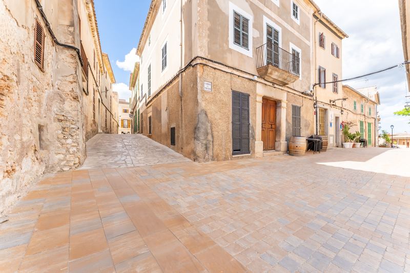 Great Investment: Spacious House and plot for sale in Sineu
