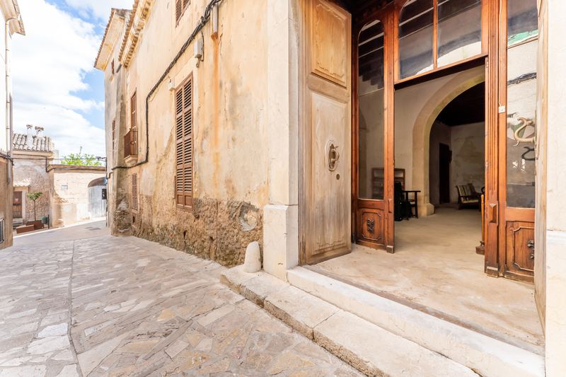 Great Investment: Spacious House and plot for sale in Sineu