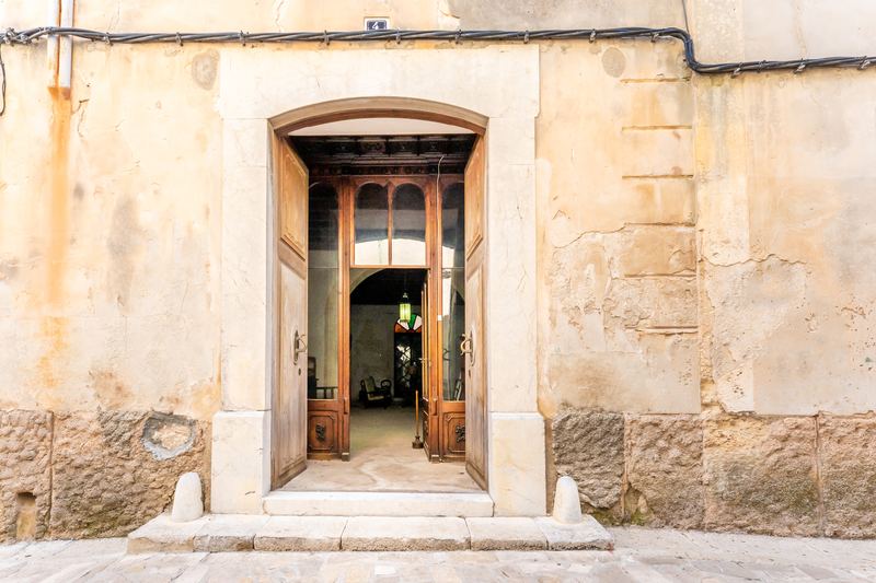 Great Investment: Spacious House and plot for sale in Sineu