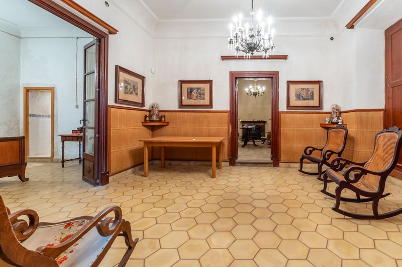 Great Investment: Spacious House and plot for sale in Sineu