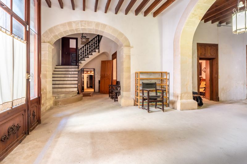 Great Investment: Spacious House and plot for sale in Sineu