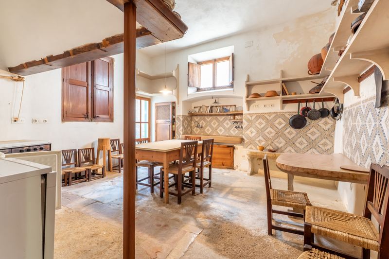 Great Investment: Spacious House and plot for sale in Sineu