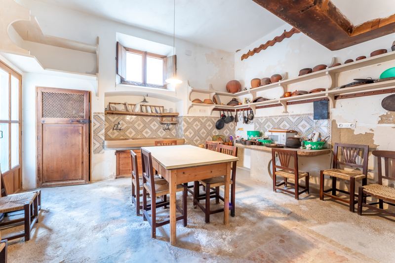 Great Investment: Spacious House and plot for sale in Sineu
