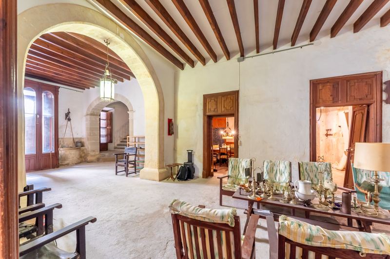 Great Investment: Spacious House and plot for sale in Sineu
