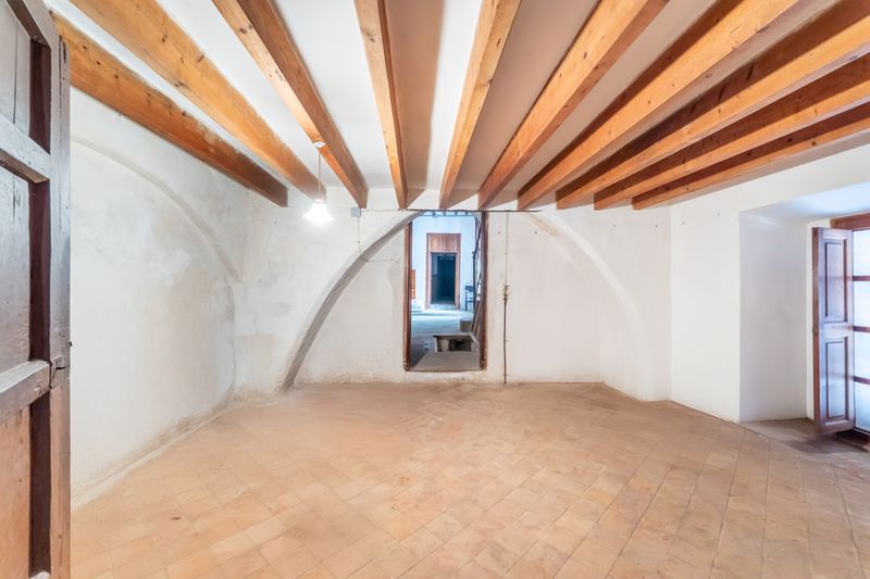 Great Investment: Spacious House and plot for sale in Sineu