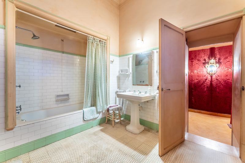 Great Investment: Spacious House and plot for sale in Sineu