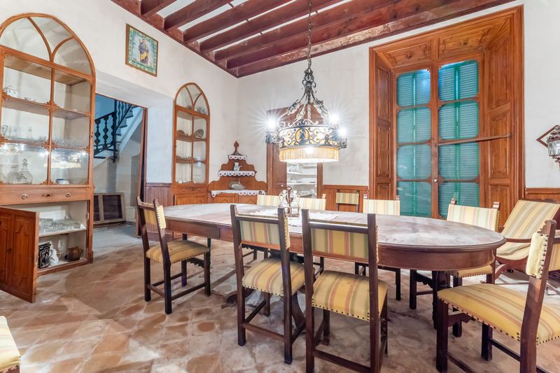Great Investment: Spacious House and plot for sale in Sineu