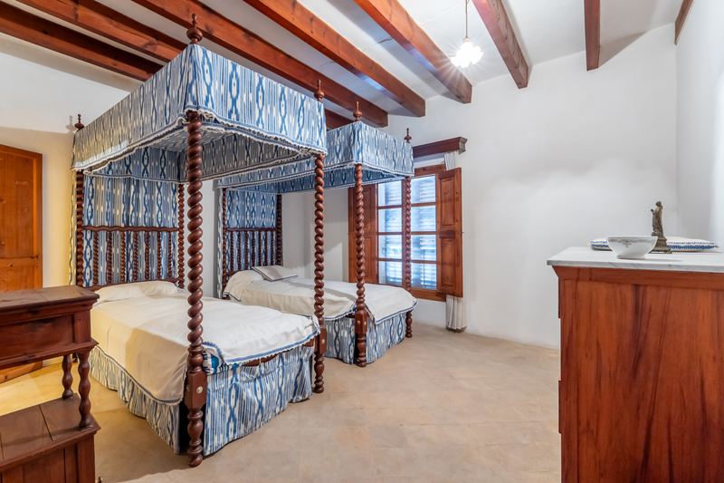 Great Investment: Spacious House and plot for sale in Sineu