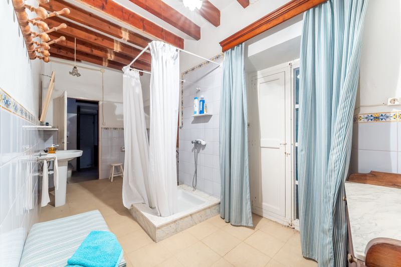 Great Investment: Spacious House and plot for sale in Sineu