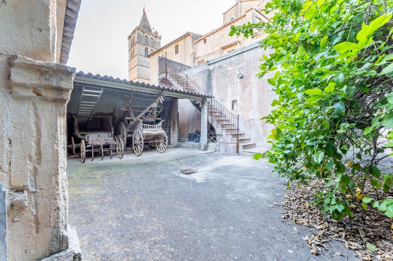 Great Investment: Spacious House and plot for sale in Sineu