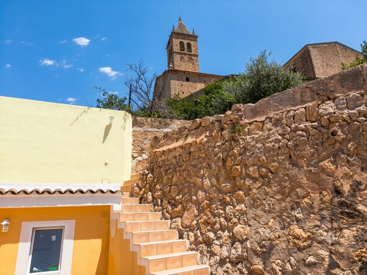 Recently renovated House with spacious Garden for Sale in Center of Andratx