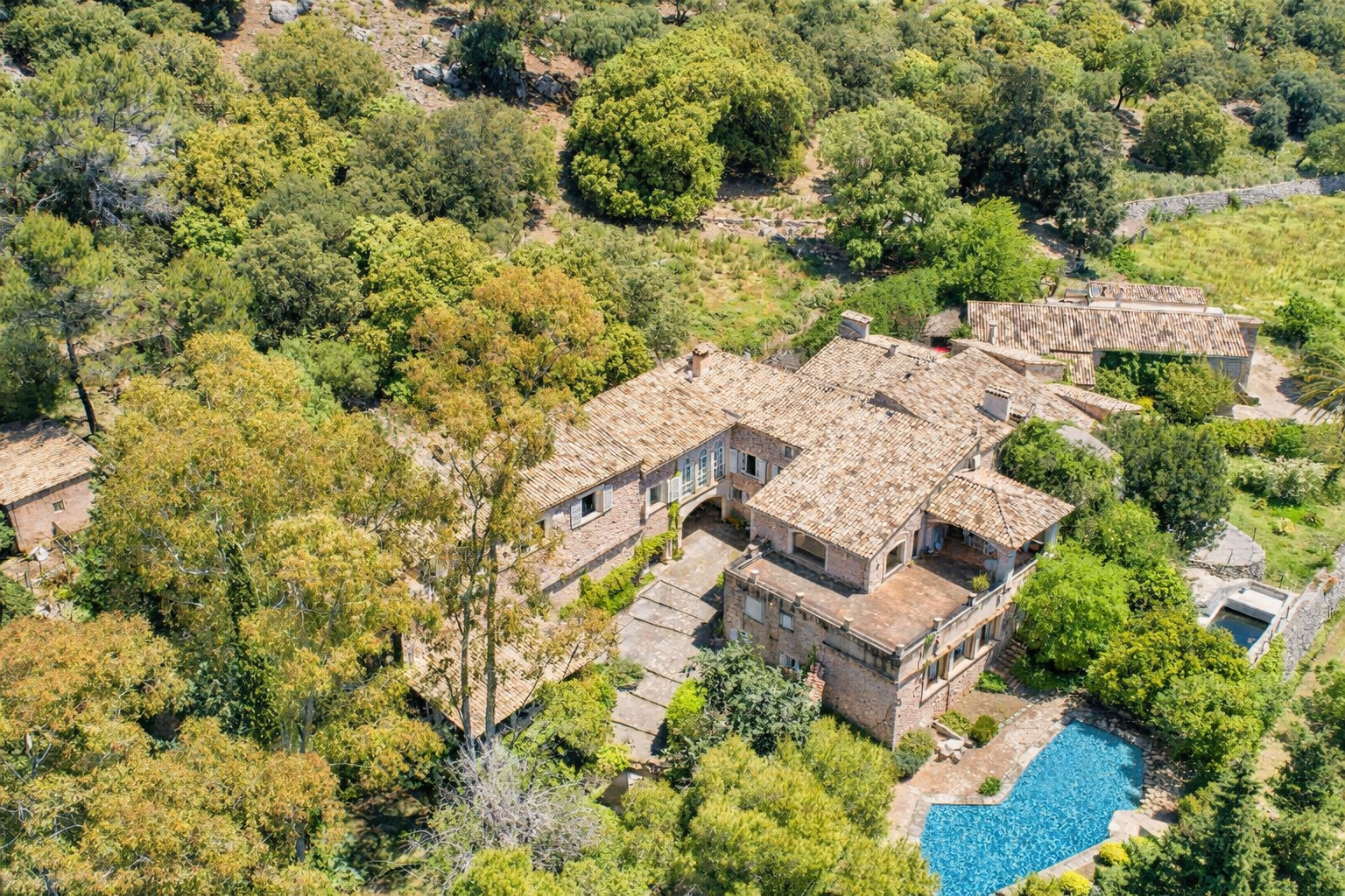 Exclusive Finca with spacious Plot near Escorca