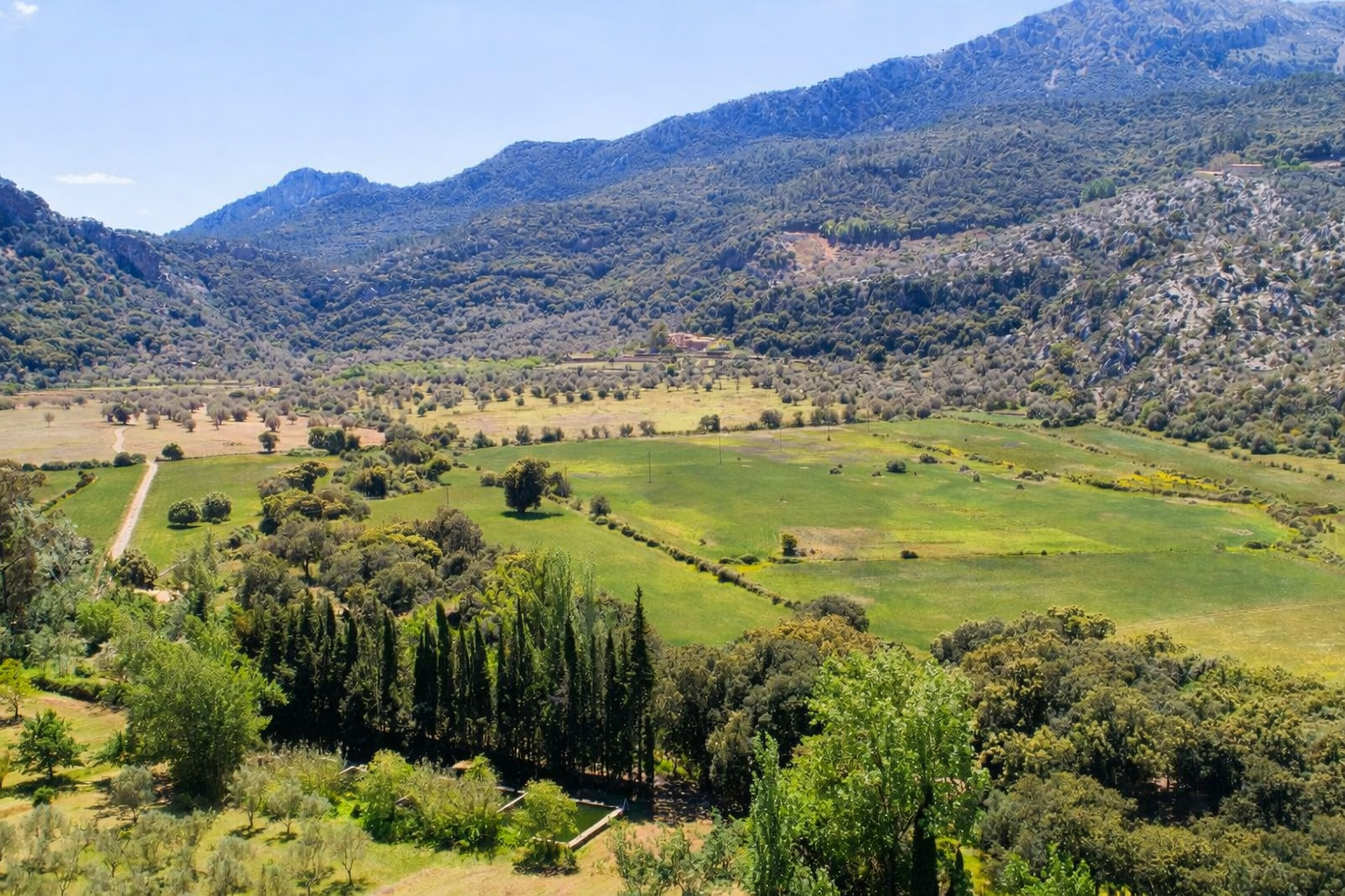 Exclusive Finca with spacious Plot near Escorca