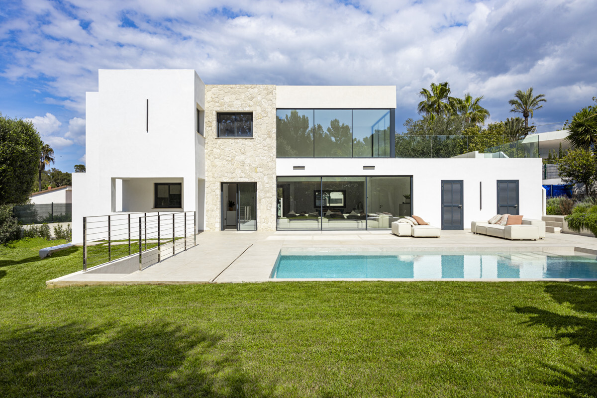 Moderna y espaciosa villa en venta en Santa Ponsa.