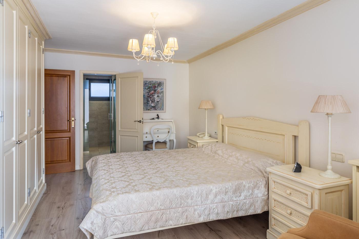 08-luxus-reihenhaus-in-santa-ponsa-mit-meerblick-luxury-town-house-in-santa-ponsa-mar-del-sur-wit-sea-views-lujosa-casa-adosada-con-vistas-al-mar.jpg