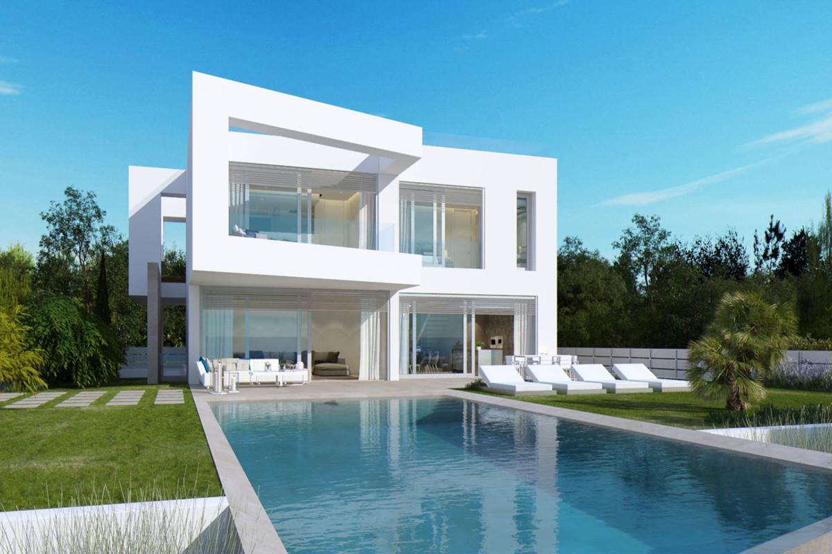 Вилла в современном стиле на первой линии моря в Эль Торо