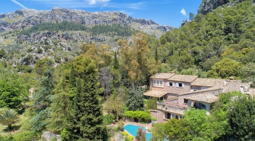 Exclusive Finca with spacious Plot near Escorca